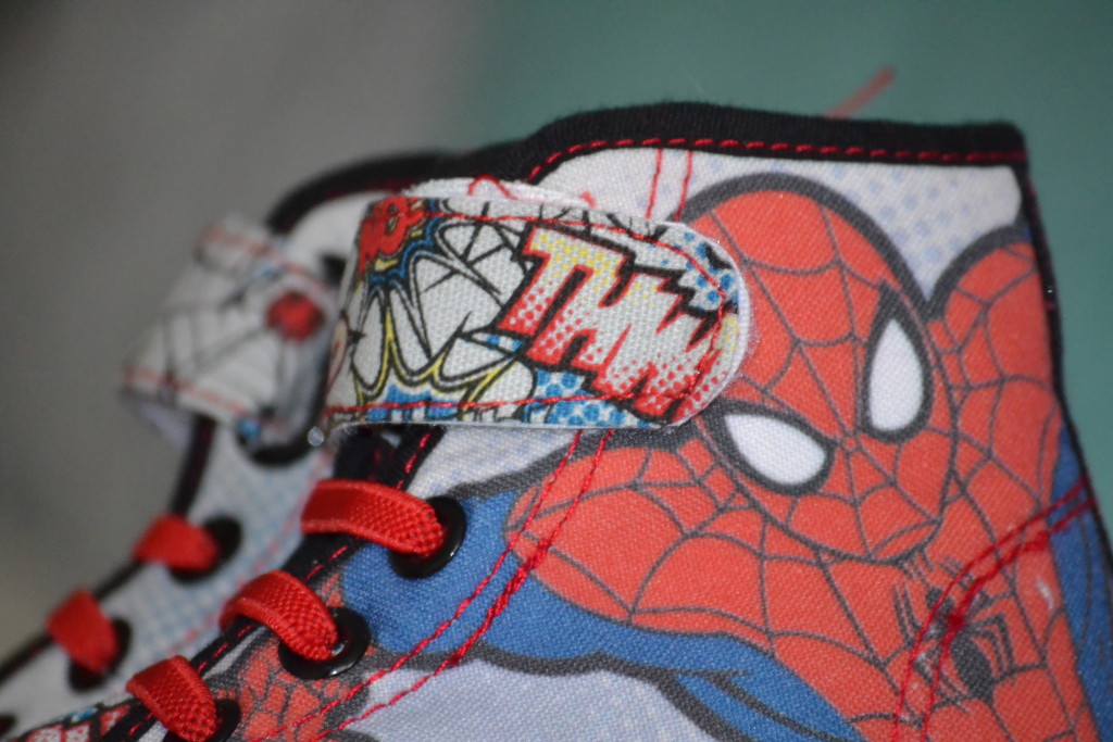 detail spider-mana z vnější strany bot