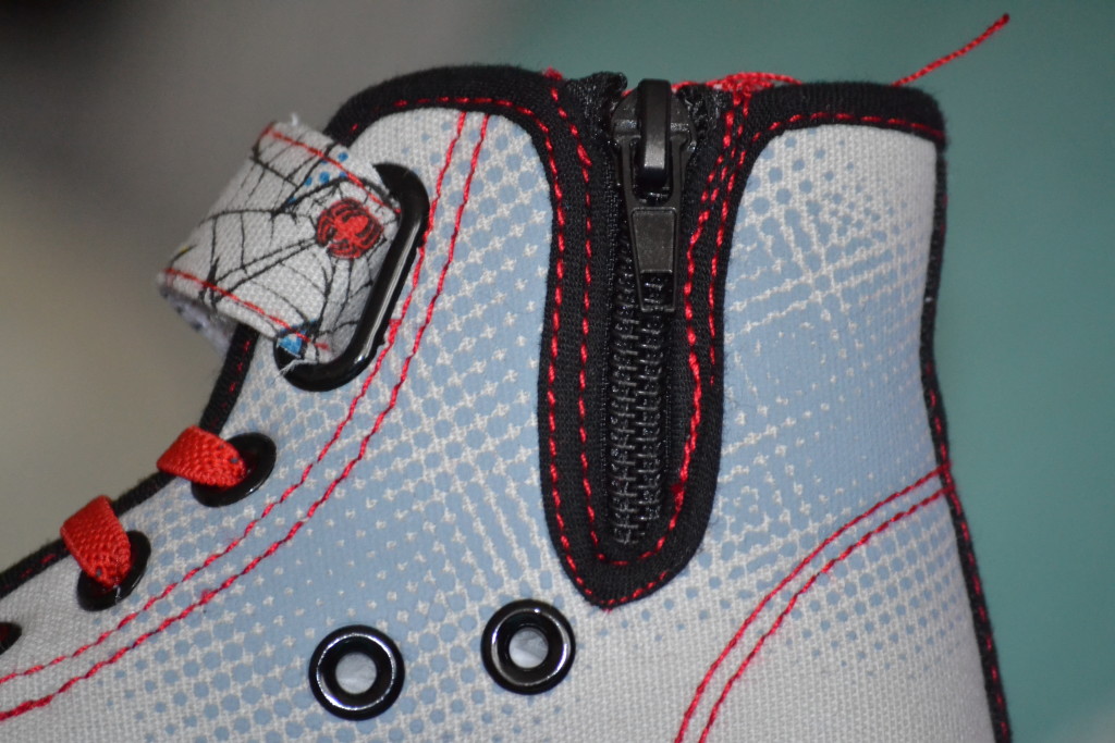 detail zipu z vnitřní strany bot