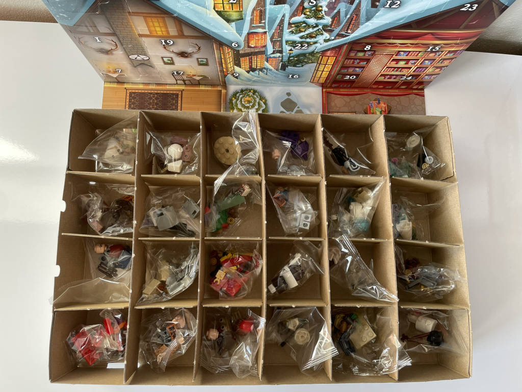 Vsechna policka Adventni kalendar 2023 LEGO 76418 Harry Potter