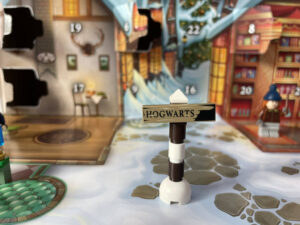 Ukazatel-Hogwarts-Adventni-kalendar-2023-LEGO-76418-Harry-Potter