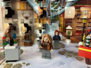 figurka-Rosmerta-Adventni-kalendar-2023-LEGO-76418-Harry-Potter